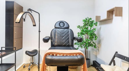 Moderne behandelstoel bij Meredith Daphne Skin Studio in Amsterdam, Noord-Holland, NL met stijlvolle inrichting.