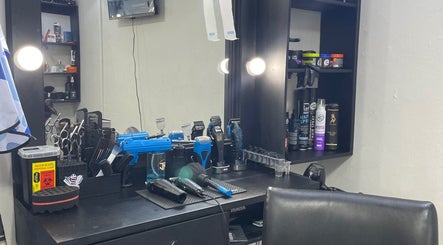 Estación de barbería en JR Barber, Puerto Cabello, Carabobo, VE, con herramientas y productos profesionales.