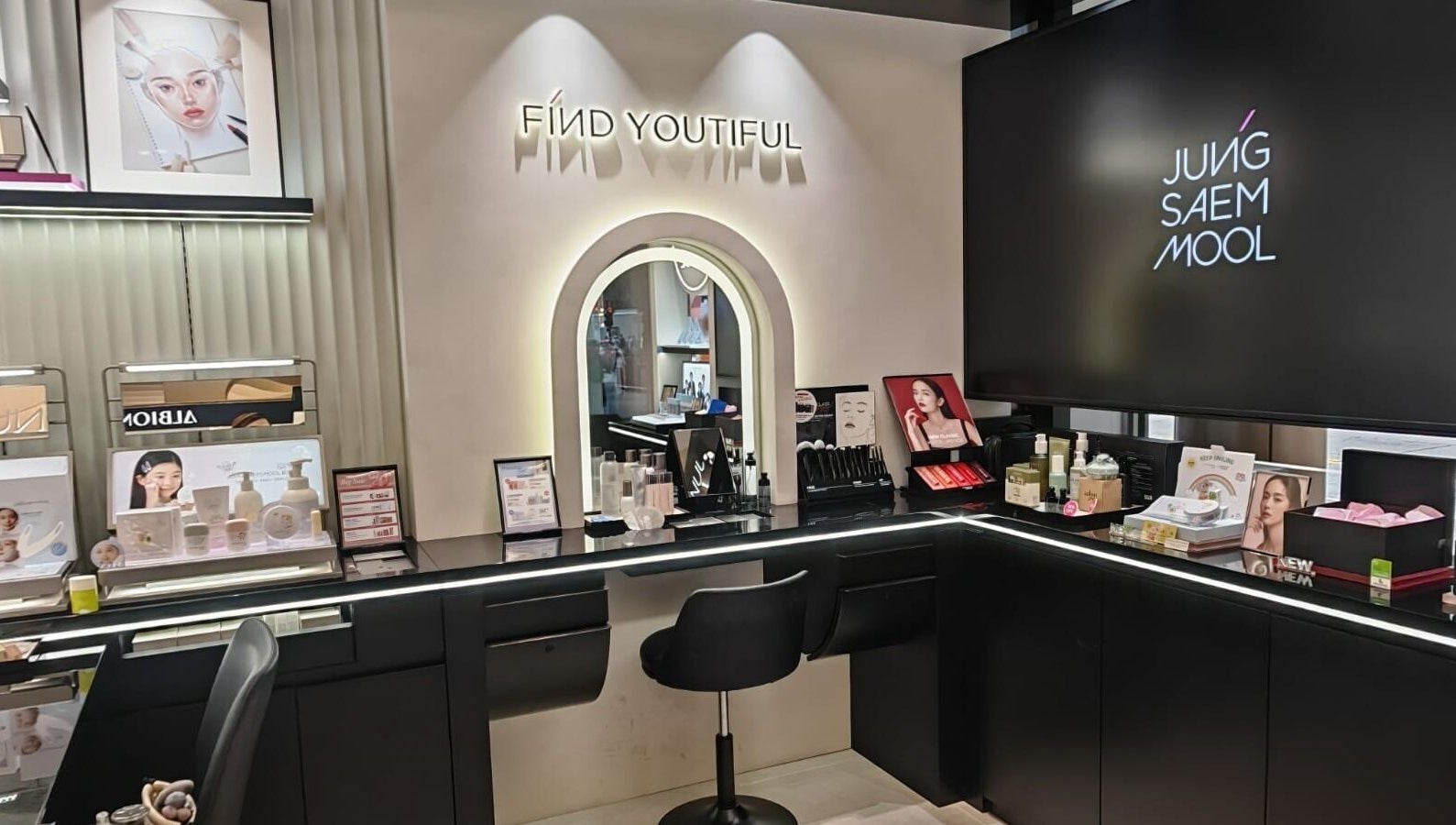 JUNG SAEM MOOL beauty at Langham Place, Mong Kok; chic interior, Kowloon, Kowloon, HK.