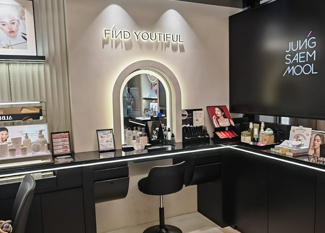 JUNG SAEM MOOL beauty at Langham Place, Mong Kok; chic interior, Kowloon, Kowloon, HK.