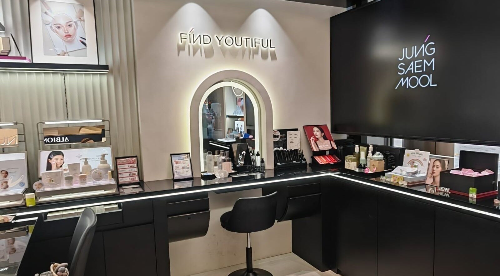 JUNG SAEM MOOL beauty at Langham Place Mong Kok offers a sleek, modern makeup station in Kowloon, Kowloon, HK.