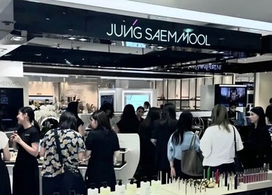 Visitors engaging at JUNG SAEM MOOL beauty (Lane Crawford-Times Square), Hong Kong Island, HK.