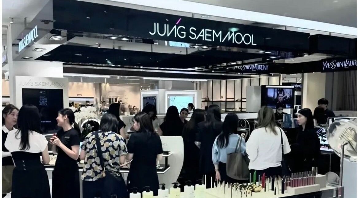 Visitors engaging at JUNG SAEM MOOL beauty (Lane Crawford-Times Square), Hong Kong Island, HK.