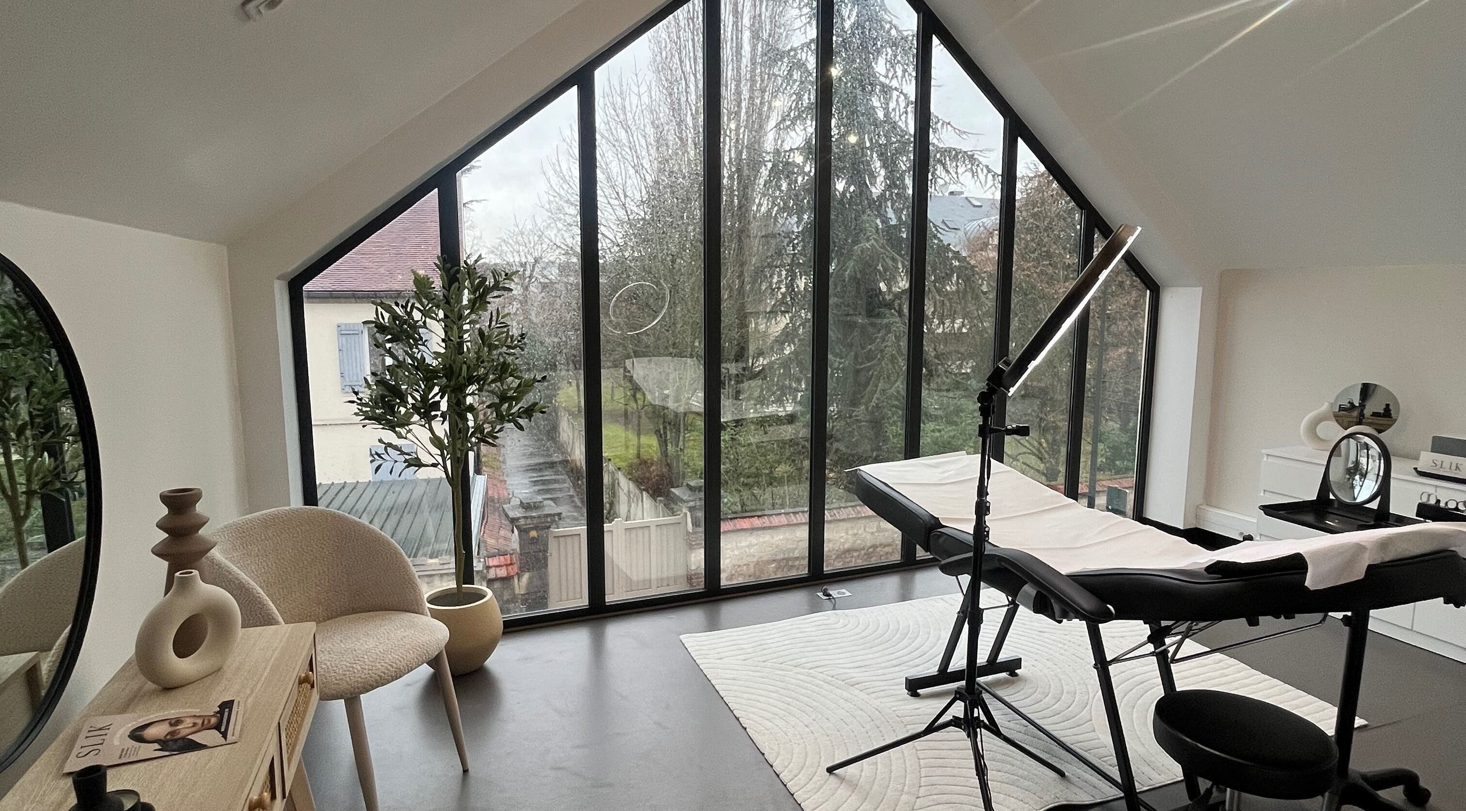 Salon moderne chez Slik à L'isle-adam, Île-de-france, FR avec chaise confortable et grande fenêtre.