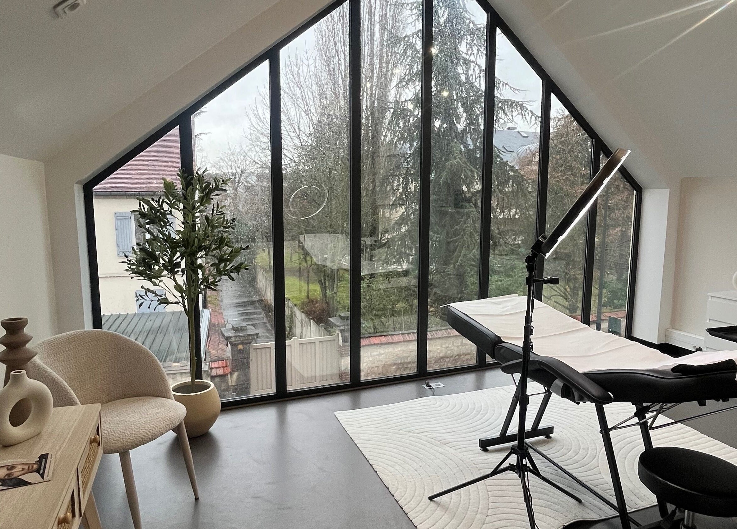 Cabinet moderne de Slik à L'isle-adam, Île-de-france, FR avec grandes fenêtres et fauteuils confortables.