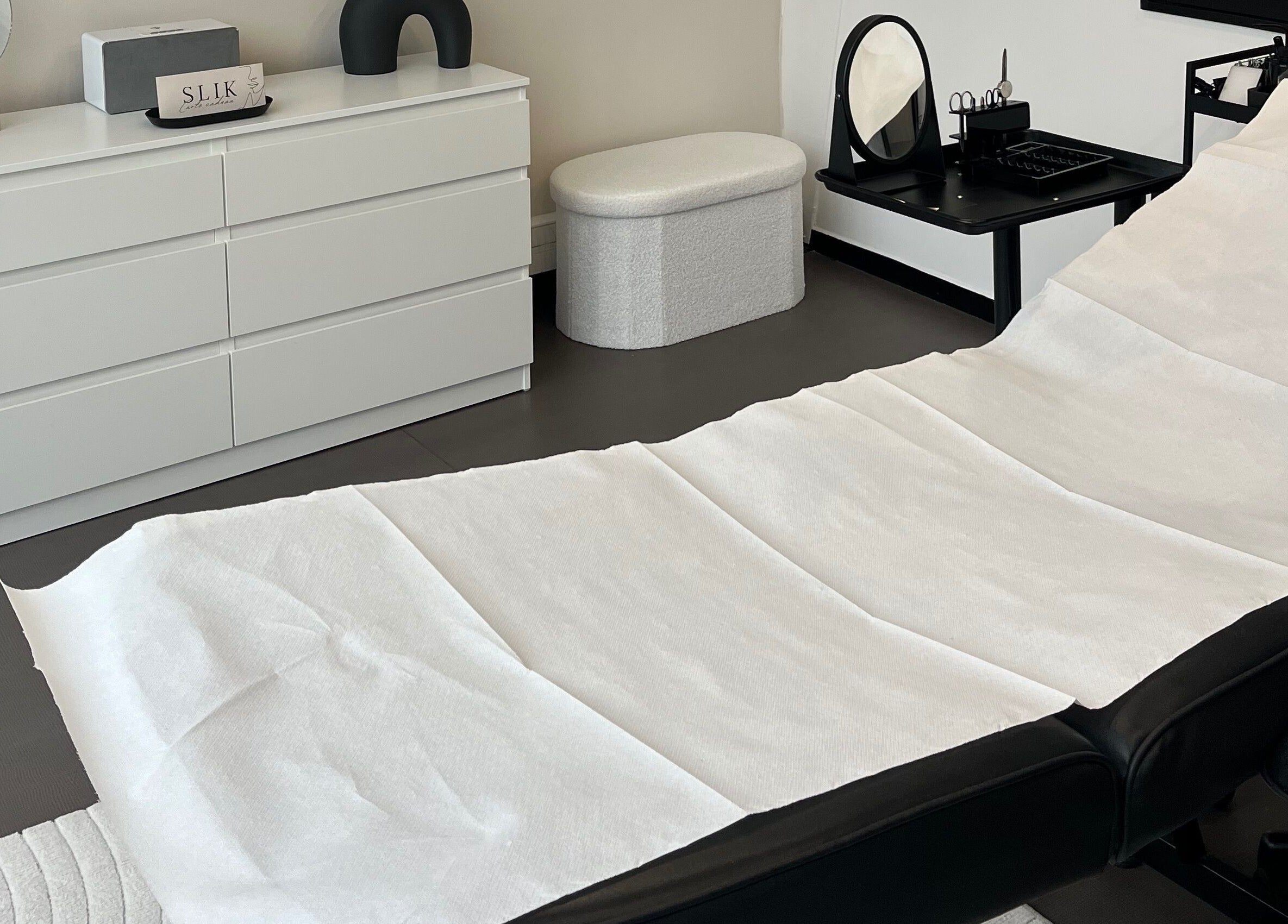 Table de massage élégante chez Slik, L'isle-adam, Île-de-france, FR, ambiance moderne.