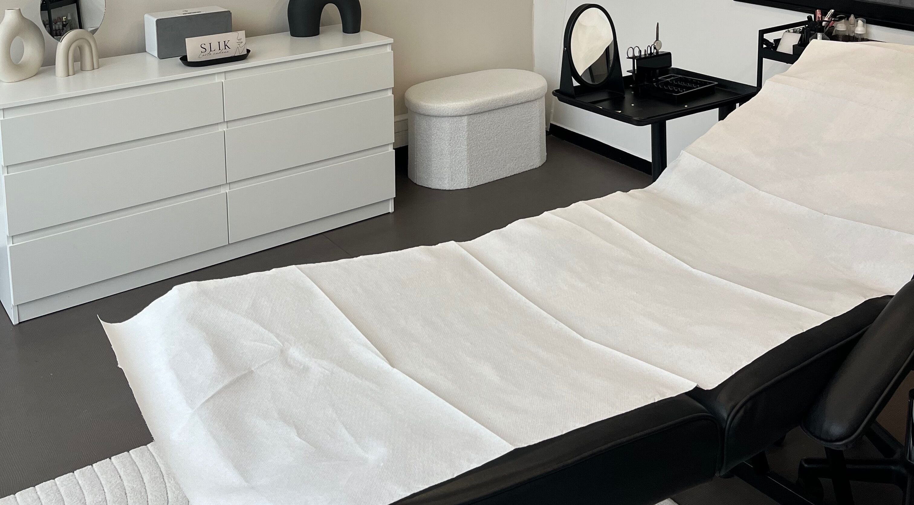 Table de massage élégante chez Slik, L'isle-adam, Île-de-france, FR, ambiance moderne.