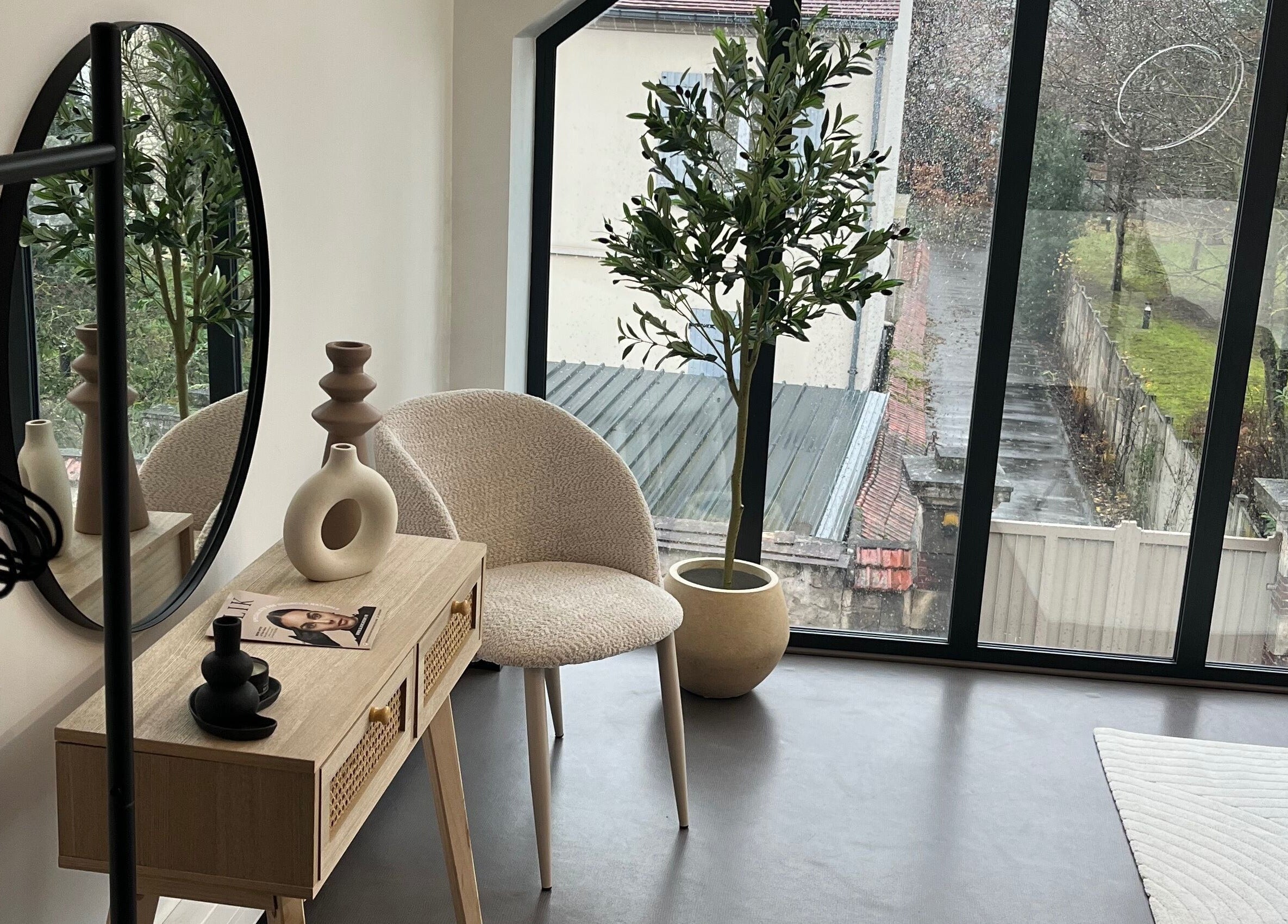 Intérieur de Slik avec chaise et miroir, vue relaxante, L'isle-adam, Île-de-france, FR.