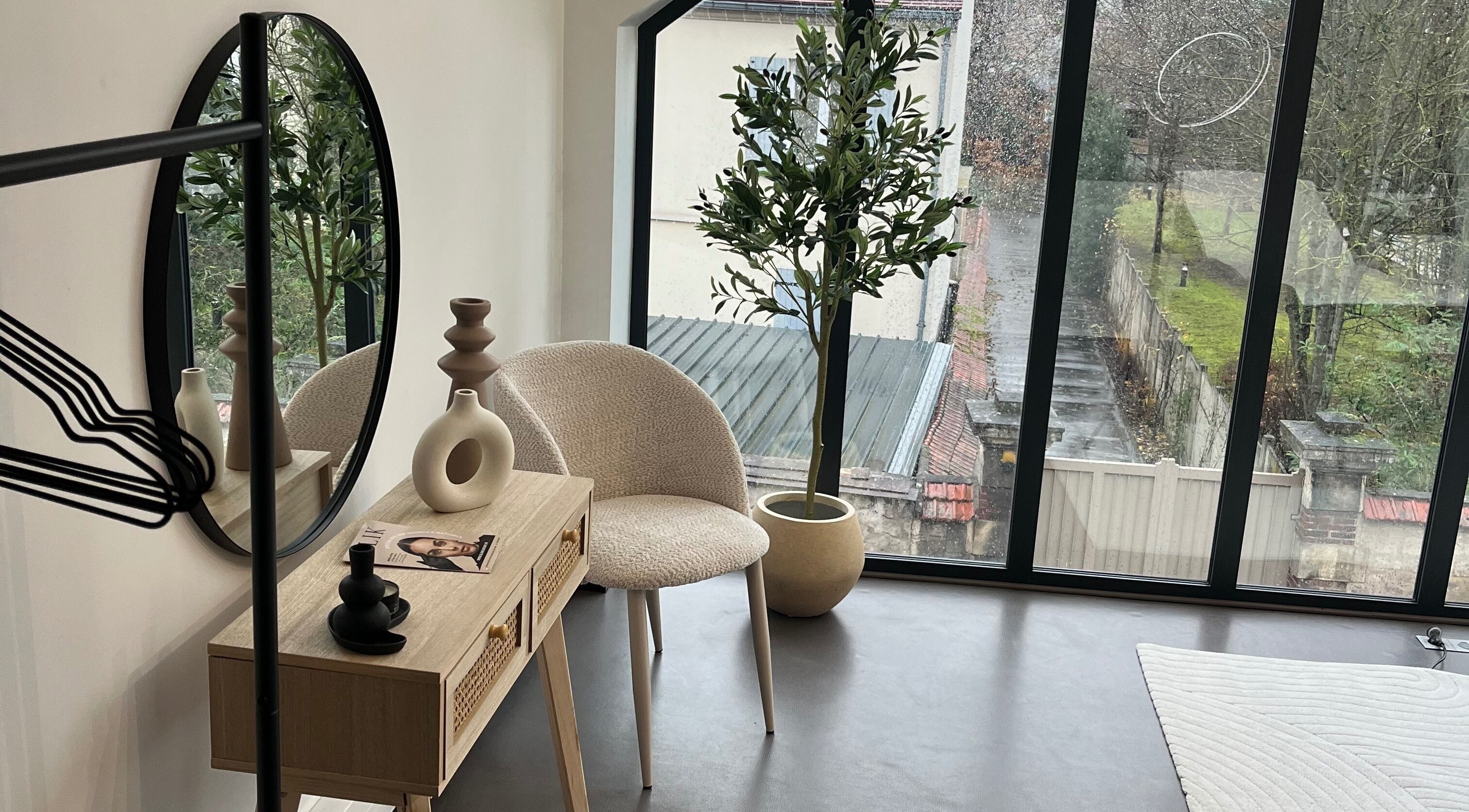 Intérieur de Slik avec chaise et miroir, vue relaxante, L'isle-adam, Île-de-france, FR.