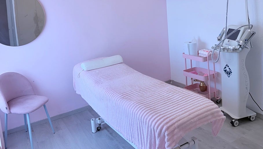 Sala de tratamiento en Estética avanzada Alma, Los Belones, Región De Murcia, ES con equipo avanzado.