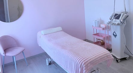 Sala de tratamiento en Estética avanzada Alma, Los Belones, Región De Murcia, ES con equipo avanzado.
