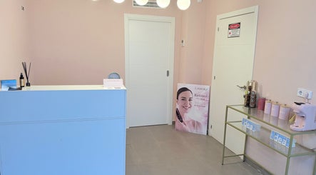 Recepción de Estética avanzada Alma en Los Belones, Región De Murcia, ES. Elegante y acogedor diseño interior.