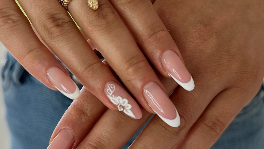 Красивый френч маникюр с рисунком в Nail by Dari, Виттлих, Рейнланд-Пфальц, Германия.