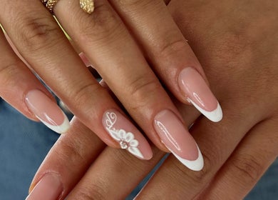 Красивый френч маникюр с рисунком в Nail by Dari, Виттлих, Рейнланд-Пфальц, Германия.