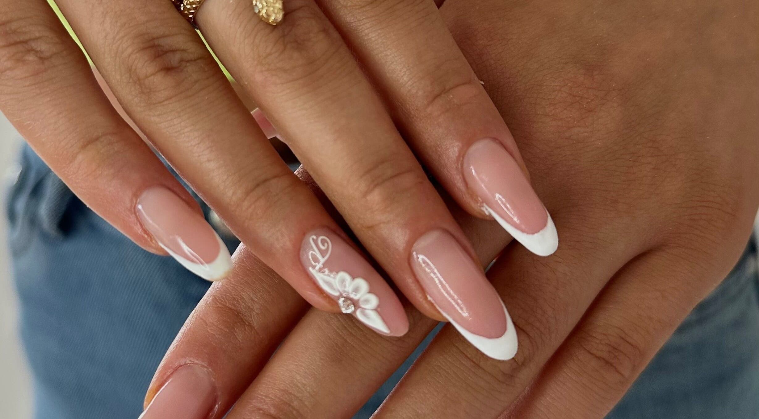 Красивый френч маникюр с рисунком в Nail by Dari, Виттлих, Рейнланд-Пфальц, Германия.