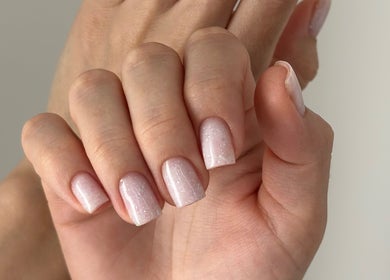 Элегантный пудровый маникюр в Nail by Dari, Wittlich, Rheinland-pfalz, DE.