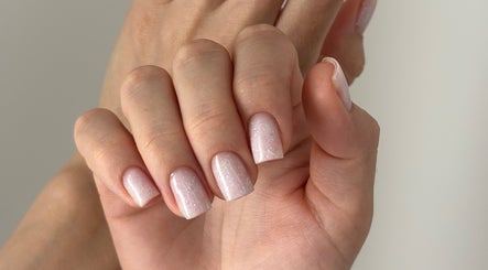 Элегантный пудровый маникюр в Nail by Dari, Wittlich, Rheinland-pfalz, DE.