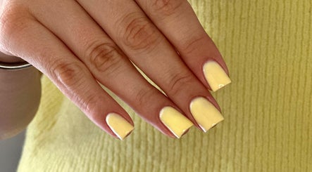 Маникюр с жёлтым лаком от Nail by Dari, Wittlich, Rheinland-pfalz, DE