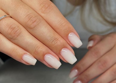 Элегантный маникюр в Nail by Dari, Витлих, Райнланд-Пфальц с нежным градиентом.