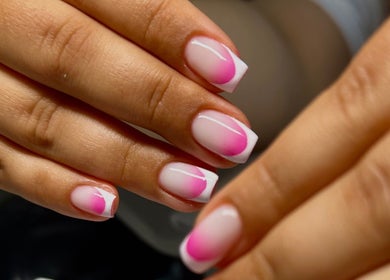 Яркий маникюр омбре с розовыми акцентами в Nail by Dari, Виттлих, Рейнланд-Пфальц, DE.