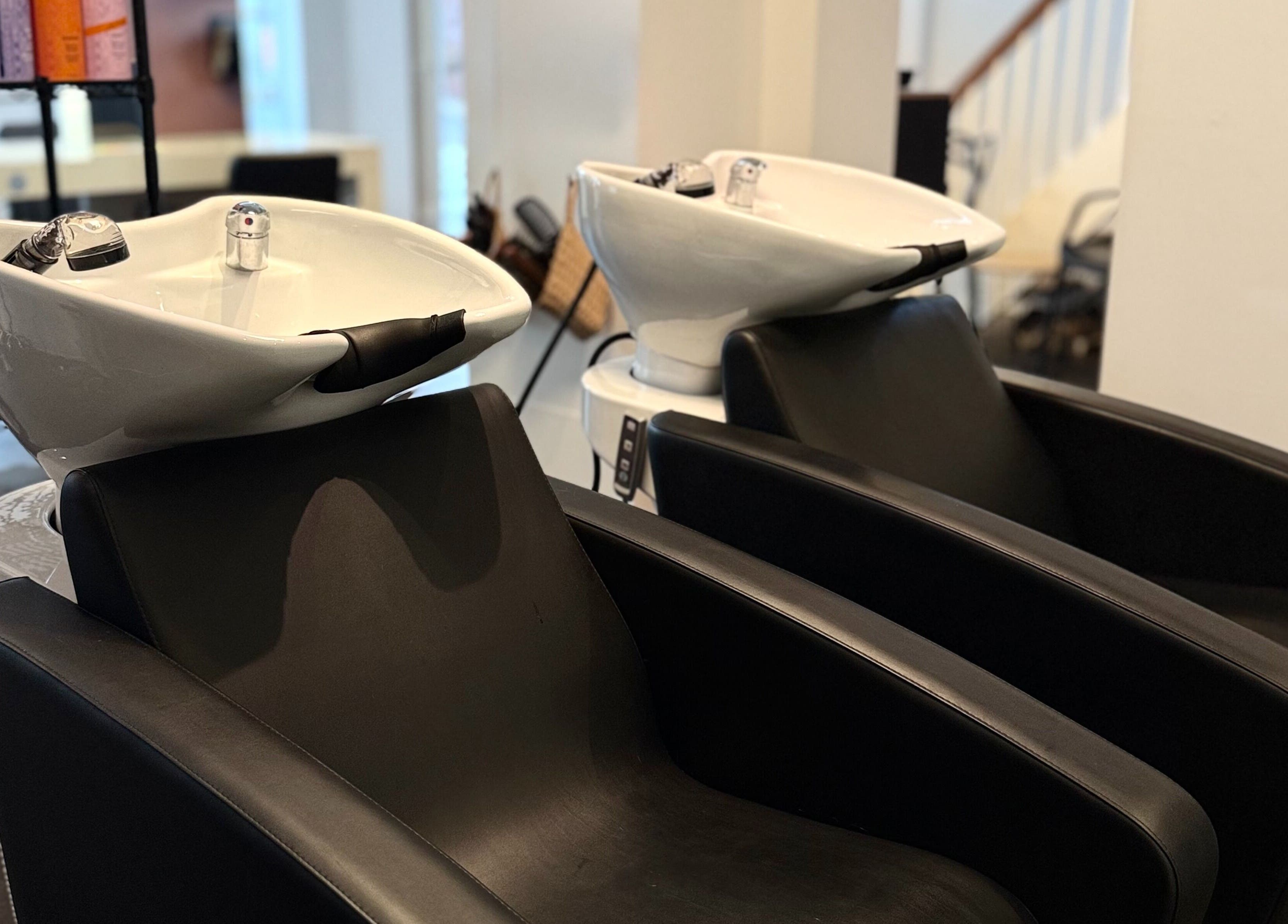Modern hair wash stations at Salong Rót in Tórshavn, Streymoyar, FO, offering premium beauty services.
