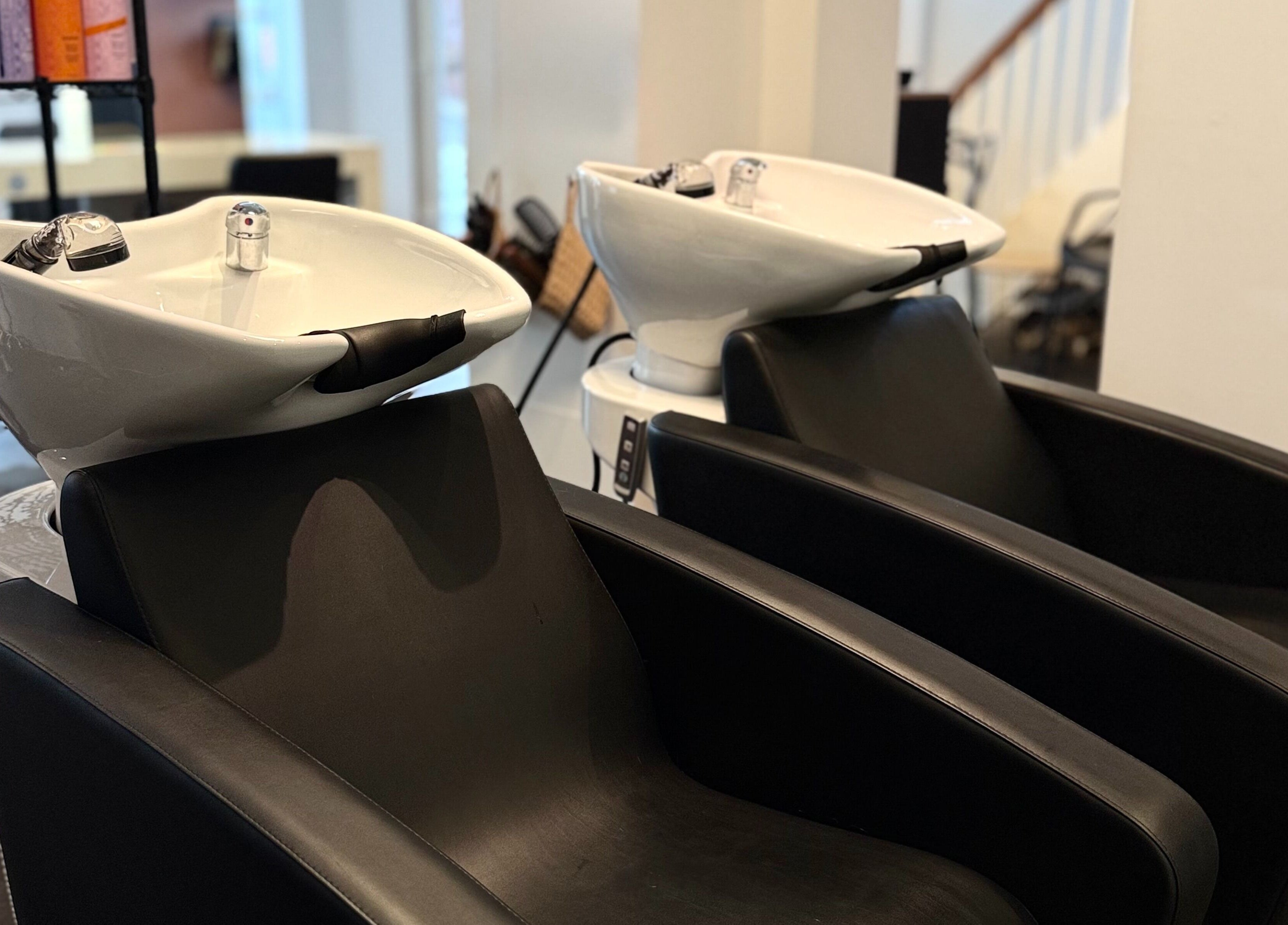 Modern hair wash stations at Salong Rót in Tórshavn, Streymoyar, FO, offering premium beauty services.