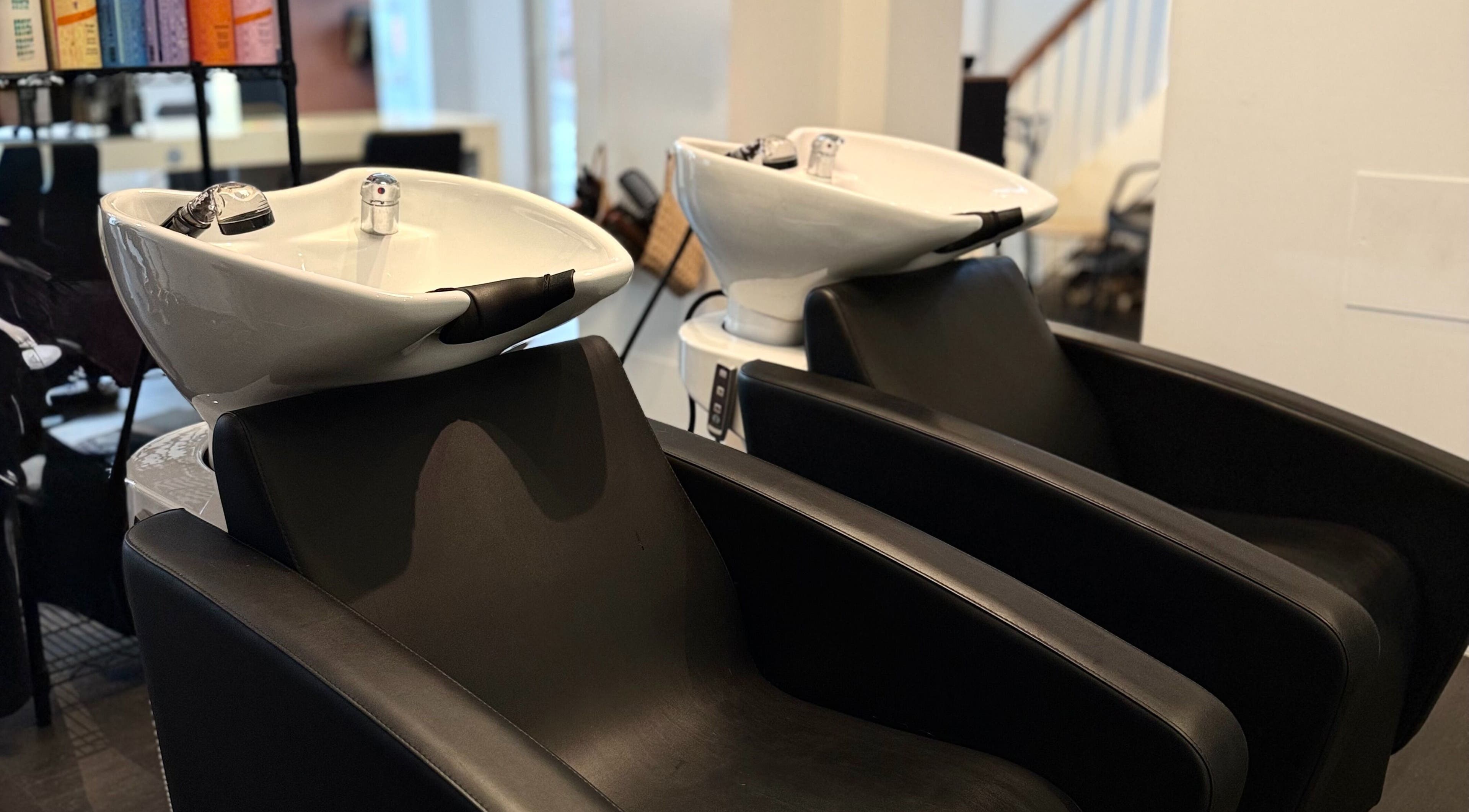 Modern hair wash stations at Salong Rót in Tórshavn, Streymoyar, FO, offering premium beauty services.