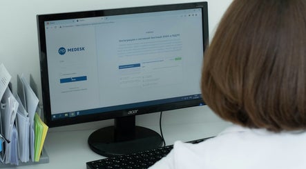 Person at computer accessing Pharmable in London, GB for beauty services.