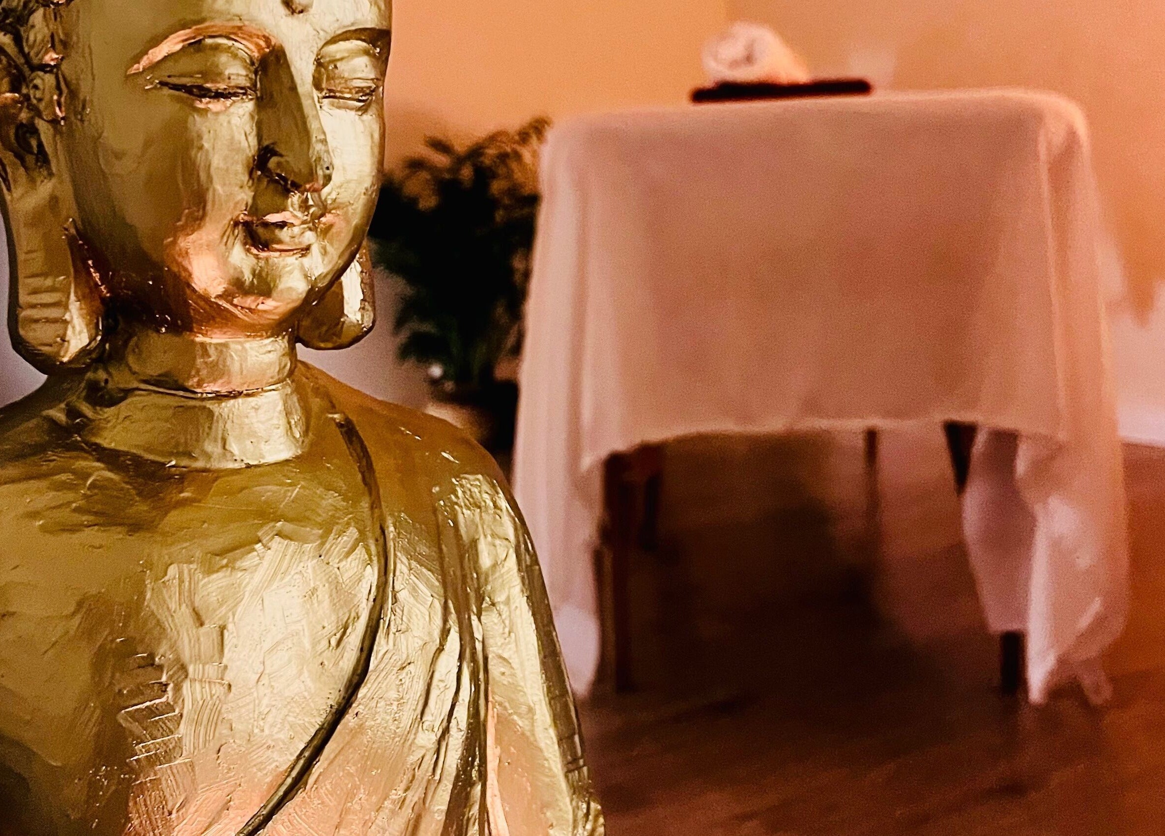 Estátua dourada no Cielo Zen-Quiromasaje Masaje & Terapias Holísticas, Barcelona, Catalunya, ES.