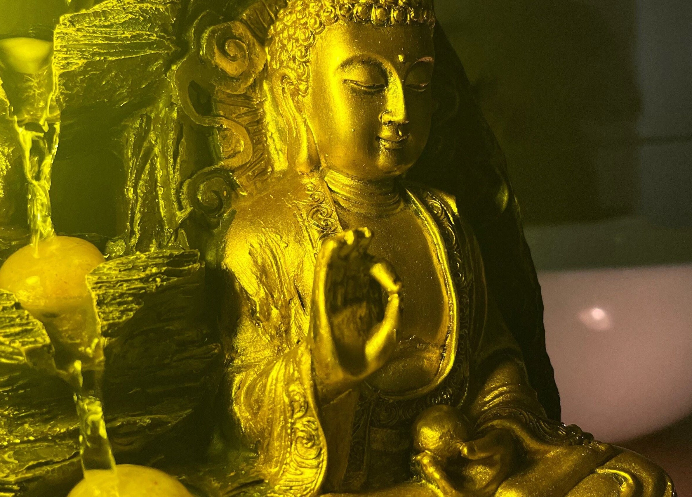 Estátua dourada de Buda em Cielo Zen-Quiromasaje Masaje & Terapias Holísticas, Barcelona, Catalunya, ES.