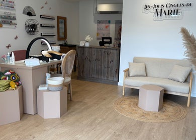 Intérieur élégant du salon Les Jolis Ongles de Marie, situé à Sommeval, Grand Est, FR.