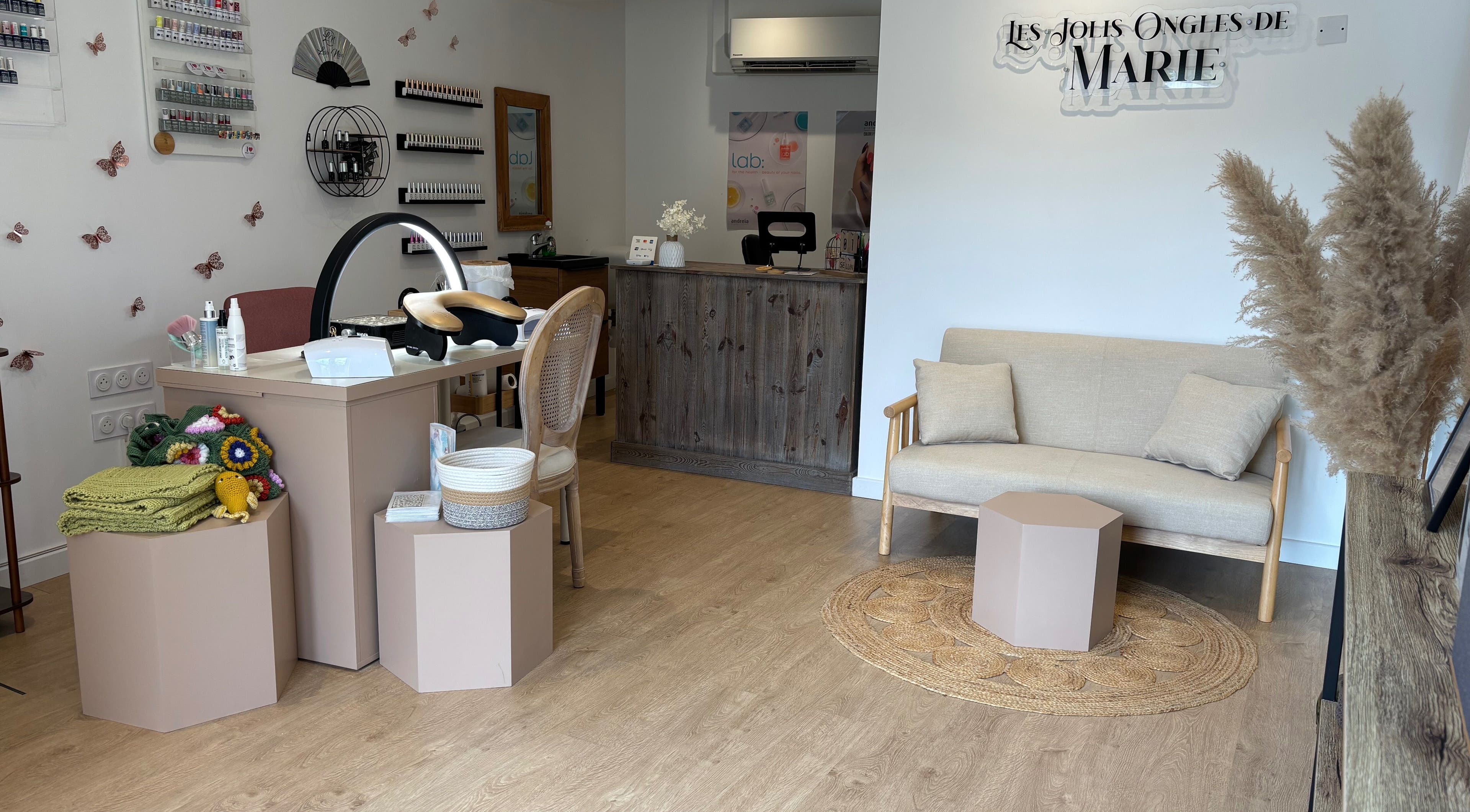 Intérieur élégant de Les Jolis Ongles de Marie, Sommeval, Grand Est, FR, avec espace manucure moderne.