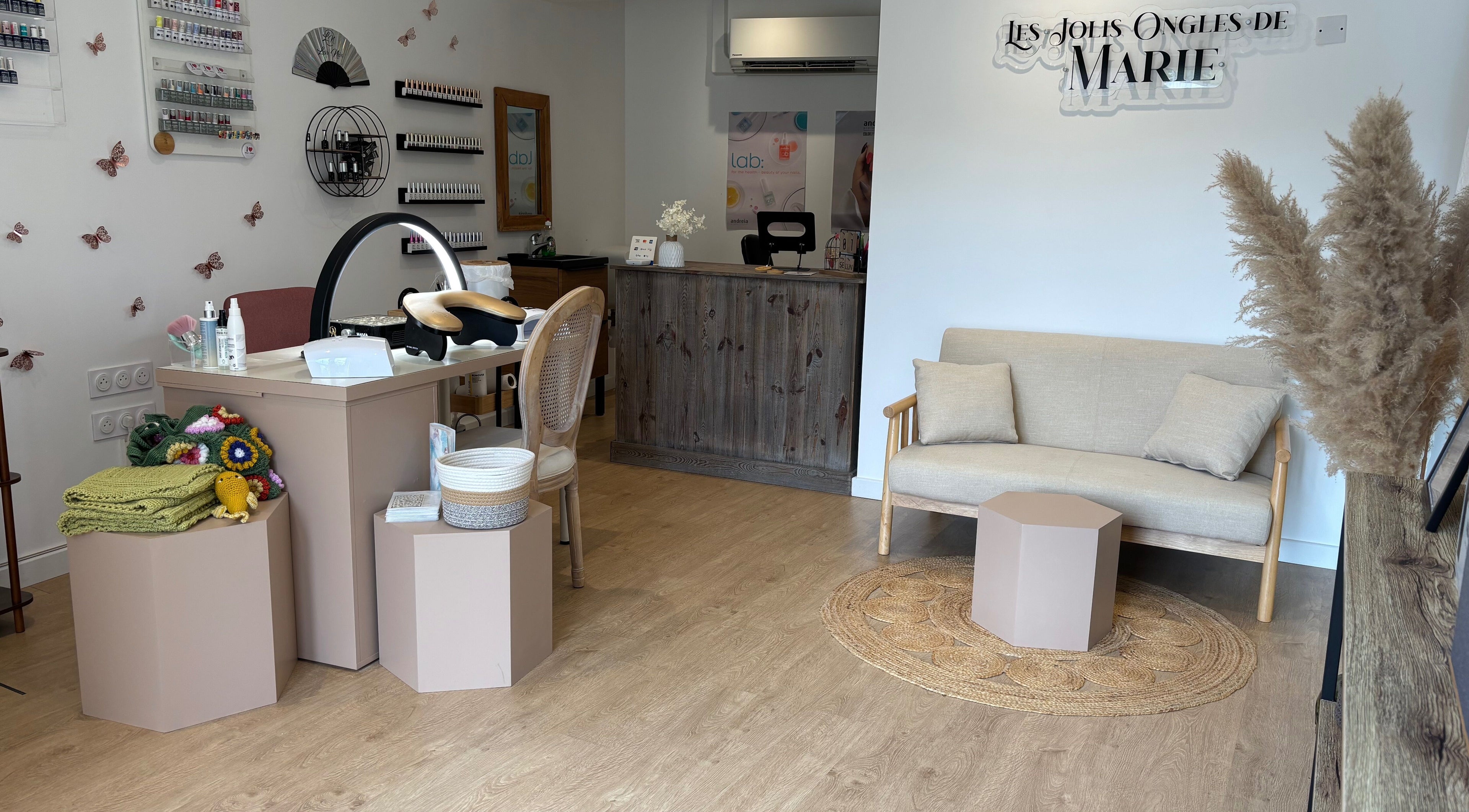 Intérieur élégant de Les Jolis Ongles de Marie, Sommeval, Grand Est, FR, avec espace manucure moderne.