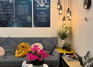 Health point massage shop 的舒适等待区，位于澳大利亚西澳大利亚珀斯的柔和灯光与沙发。