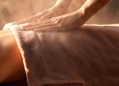 在Health point massage shop接受背部按摩，位于澳大利亚西澳大利亚州珀斯。
