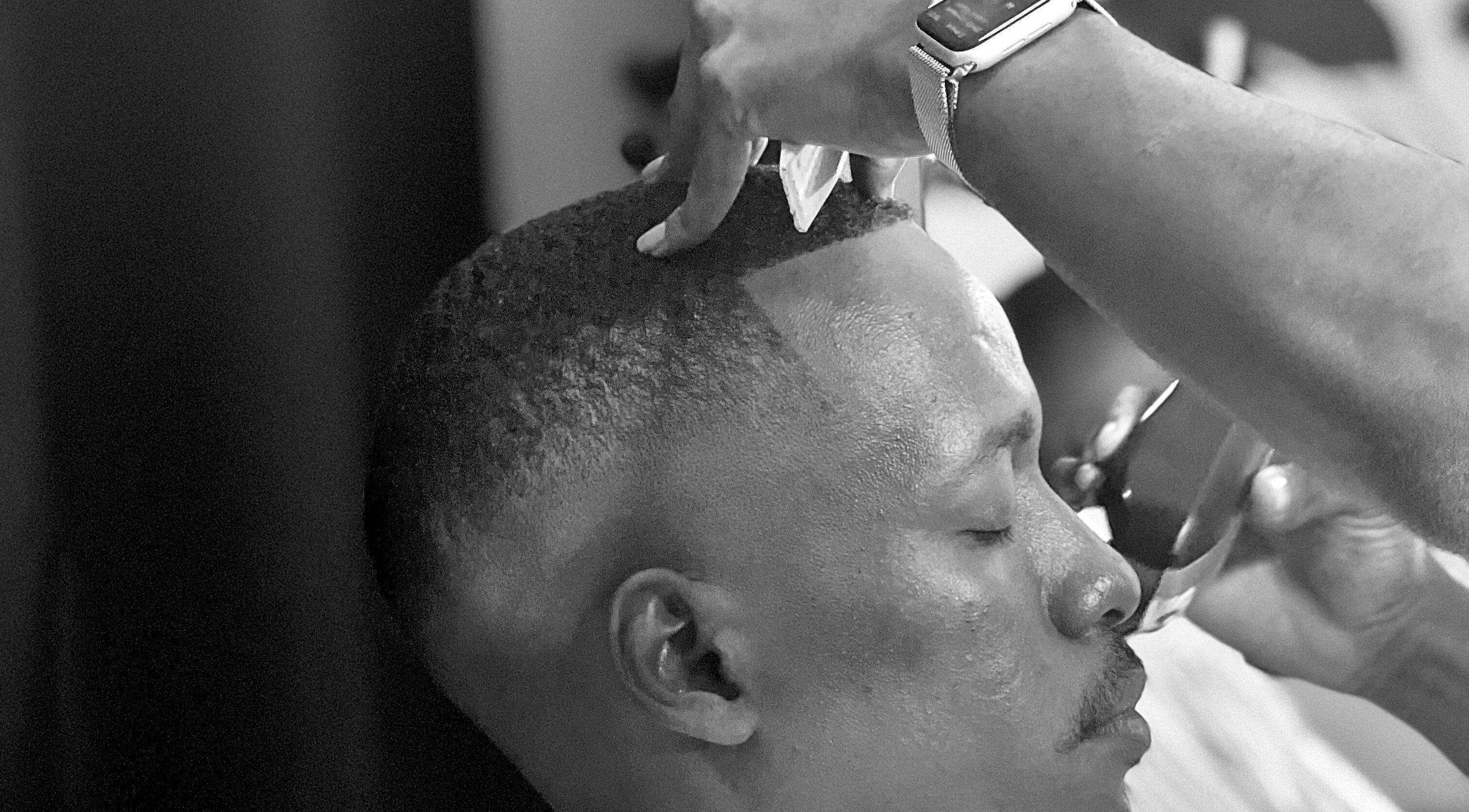 Homme recevant une coupe précise chez Almobarberstreet, La Possession, Saint-denis, RE.