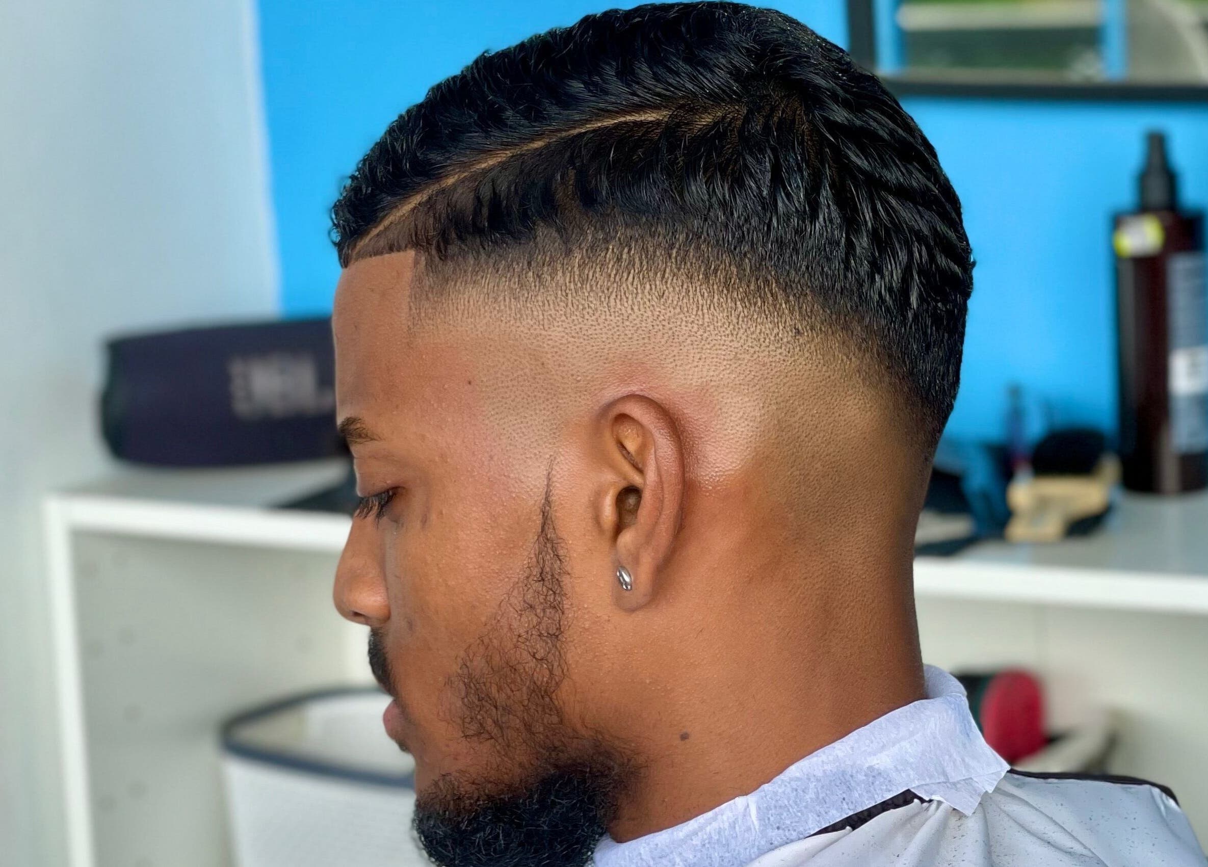 Coiffure moderne à Almobarberstreet, La Possession, Saint-denis, RE. Coupe nette et soignée en gros plan.