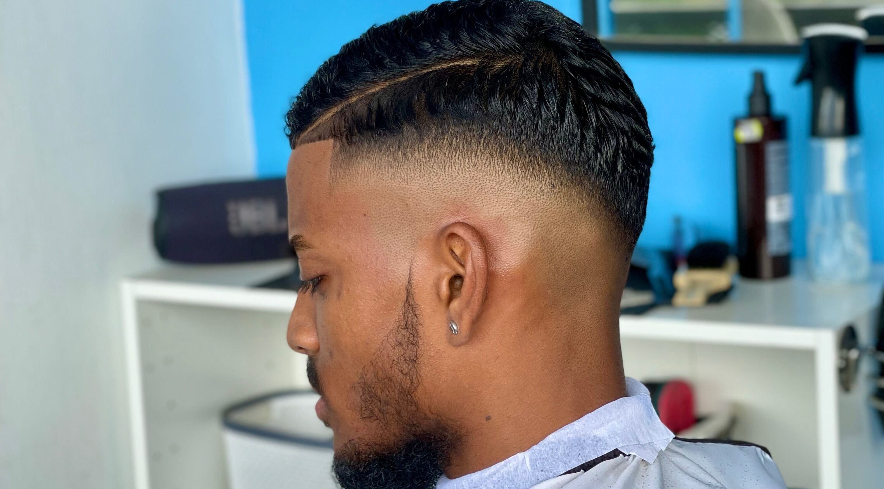 Coiffure moderne à Almobarberstreet, La Possession, Saint-denis, RE. Coupe nette et soignée en gros plan.