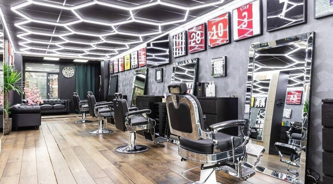 Interieur van LennyRazorsharp in Amsterdam, Noord-Holland, NL met moderne kappersstoelen en spiegels.