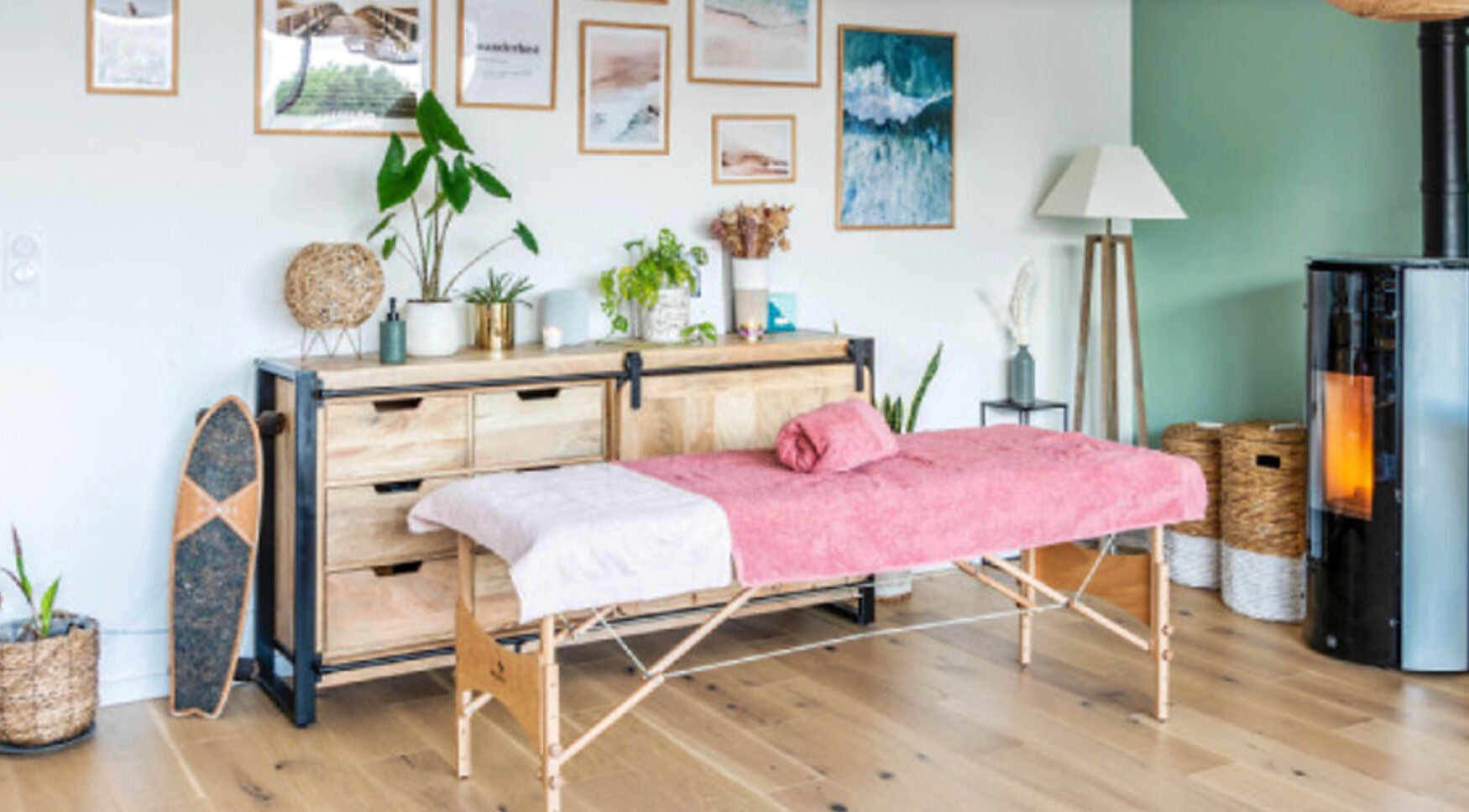 Salle de massage chez Le Temps d’un Drainage: Renata Franca à Brest, Bretagne, FR avec table et décor chaleureux.
