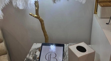CD Studio's elegant table setup with golden accents in London, England, GB.