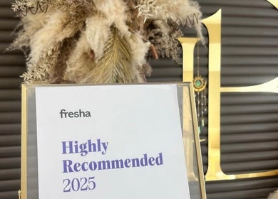 CD studio, London, England, GB display of Fresha 2025 Highly Recommended award in elegant setup.