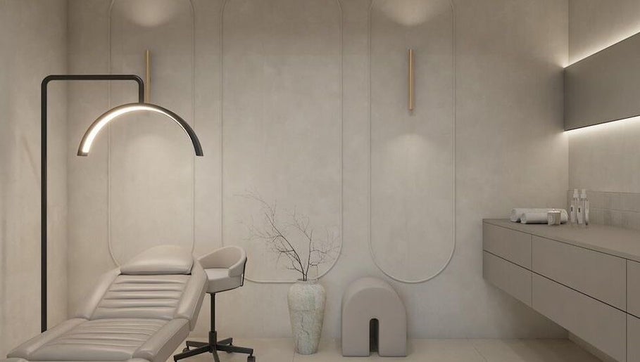 Moderne behandelkamer bij LS Aesthetics, Willemstad, Curaçao, met stijlvol interieur en loungestoel.