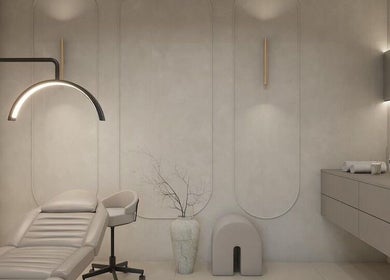 Moderne behandelkamer bij LS Aesthetics, Willemstad, Curaçao, met stijlvol interieur en loungestoel.