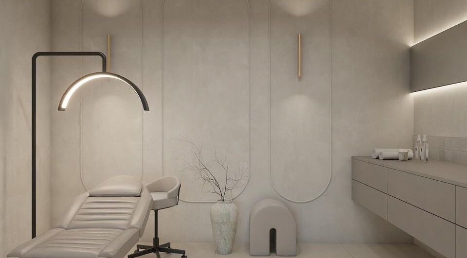 Moderne behandelkamer bij LS Aesthetics, Willemstad, Curaçao, met stijlvol interieur en loungestoel.