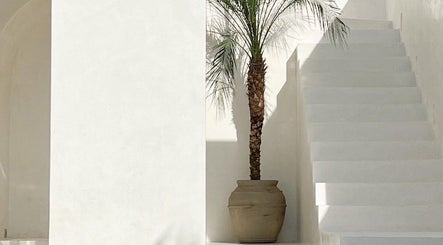Minimalistisch decor bij LS Aesthetics, Willemstad, Curaçao, CW met witte trappen en palmboom.