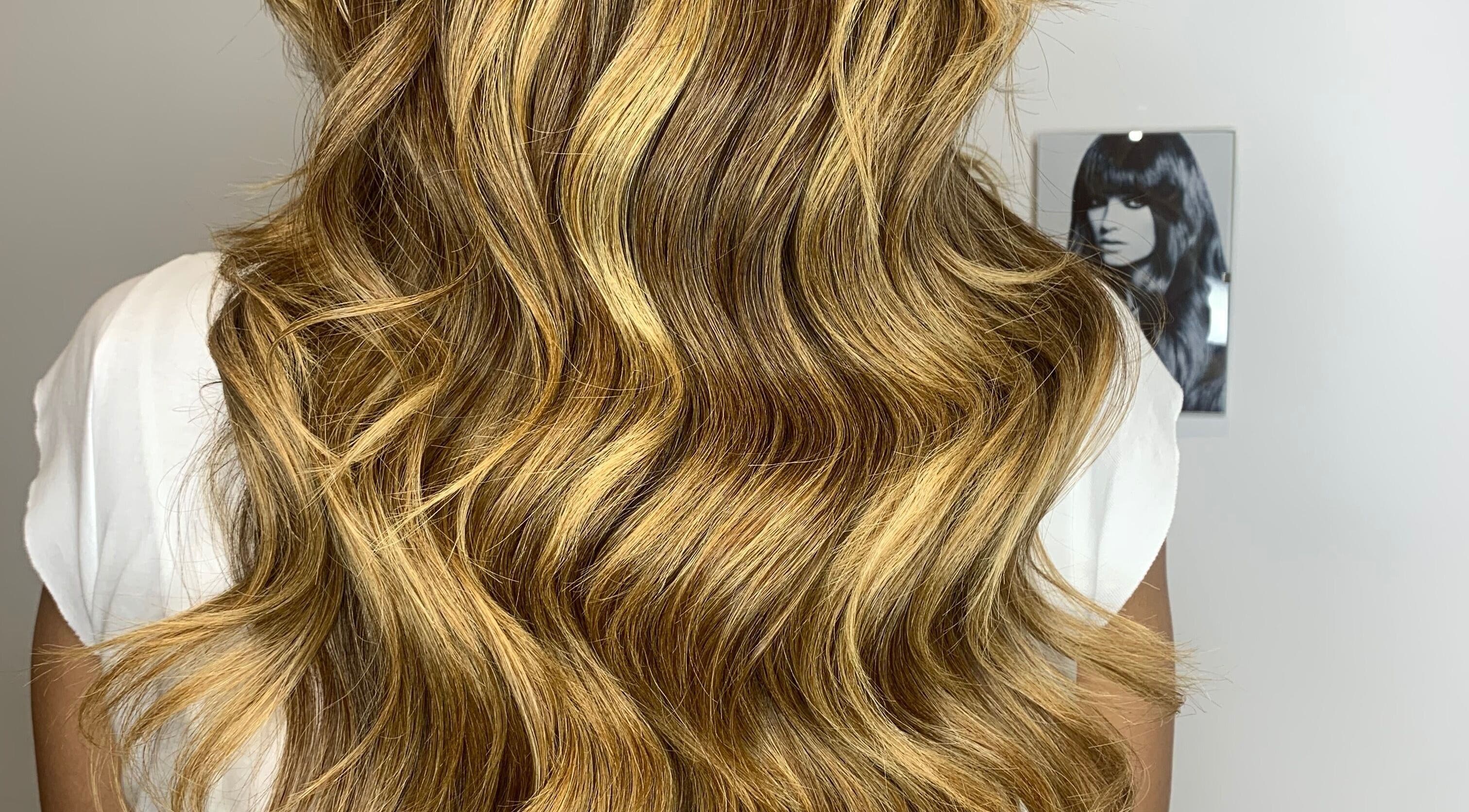 Peinado de olas doradas en Laly's Stylist, Fuengirola, Andalucía, ES.