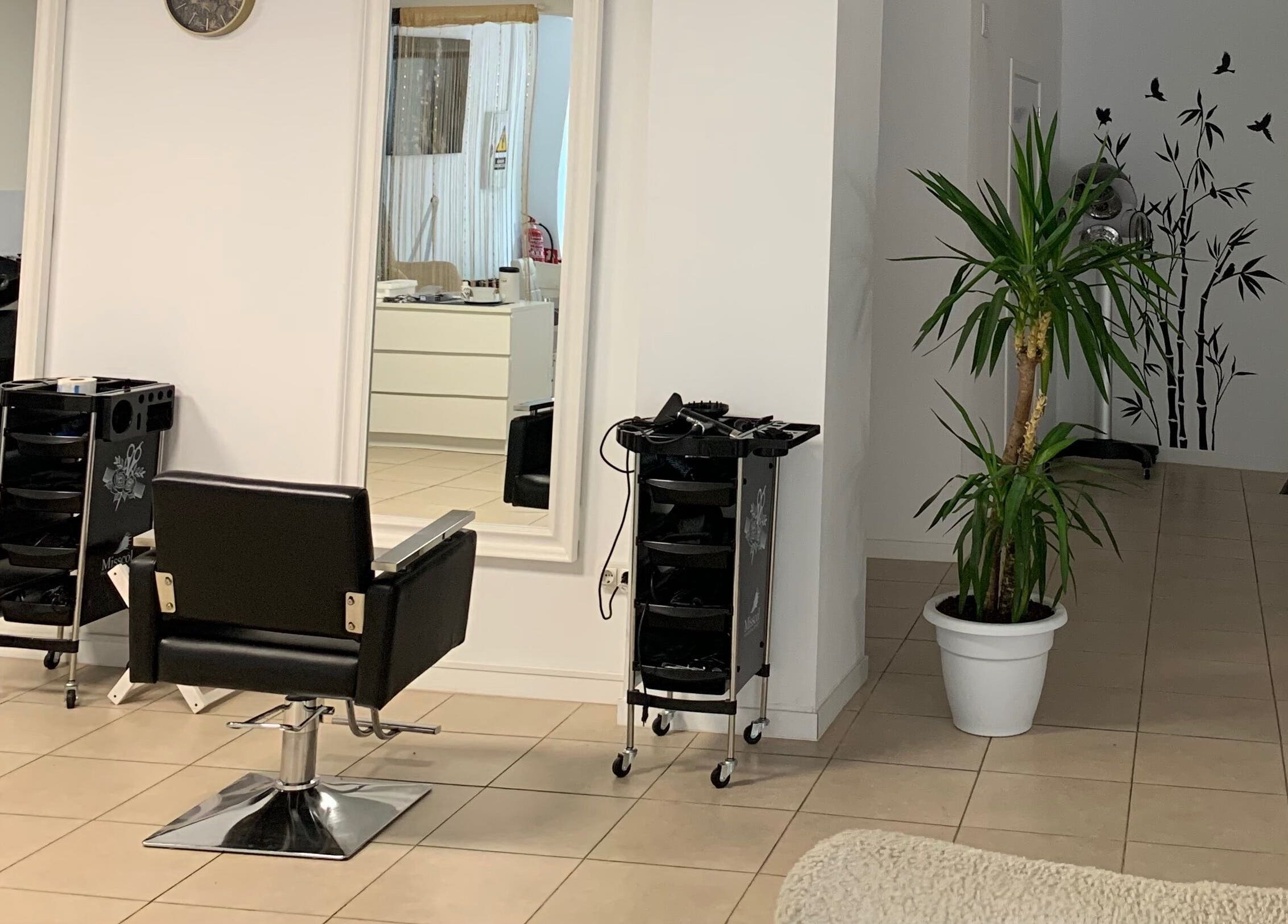 Interior del salón de belleza de Laly's Stylist en Fuengirola, Andalucía, ES con decoración moderna.