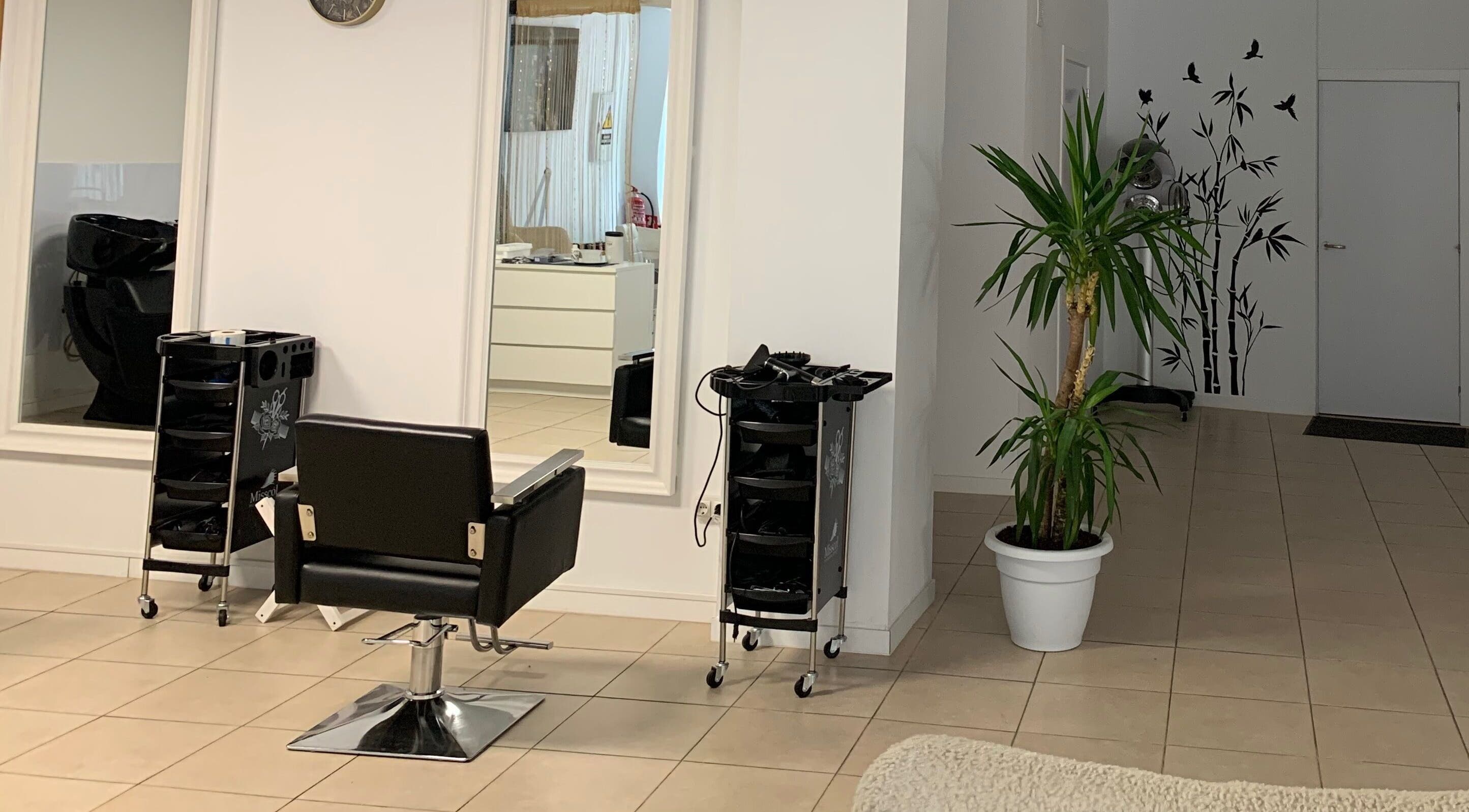 Interior del salón de belleza de Laly's Stylist en Fuengirola, Andalucía, ES con decoración moderna.