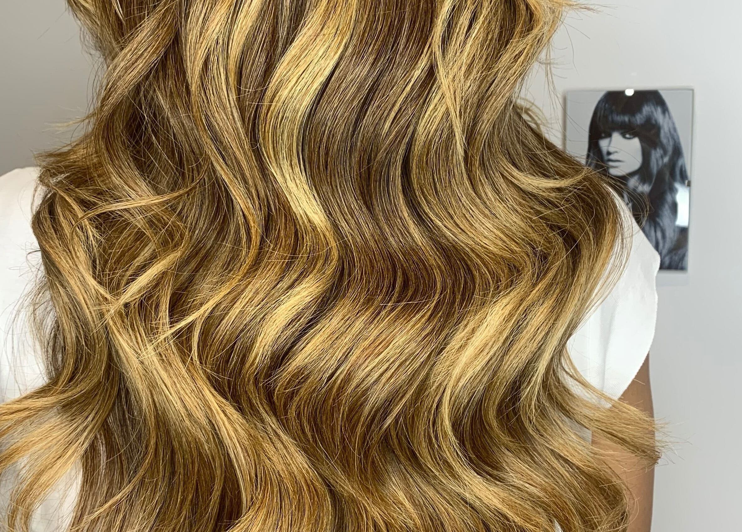 Cabello con ondas doradas en Laly's Stylist, Fuengirola, Andalucía, ES.